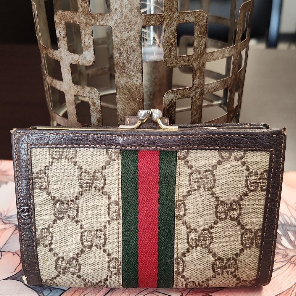 Vintage Gucci Beige and Brown Wallet with Signature Stripe - Picture 2 of 12